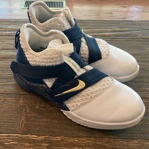 Nike Lebron Boys Basketball Sneaker